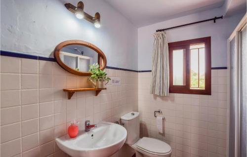 uma casa de banho com um lavatório, um WC e um espelho. em Awesome Home In Estepa With Kitchenette em Estepa