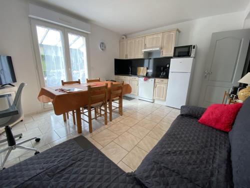 Il comprend un salon avec une cuisine et une table à manger. dans l'établissement Gîtes Ciel Bleu, à Rethel