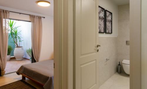 1 dormitorio con puerta que conduce a un baño en Dream place, en Agios Nikolaos