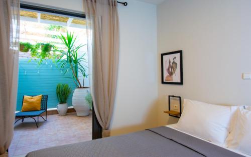 1 dormitorio con cama y ventana grande en Dream place, en Agios Nikolaos
