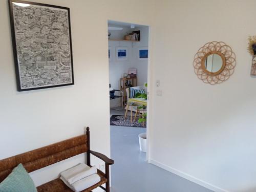 um corredor com uma cadeira e um espelho na parede em Eden 122 em Albi