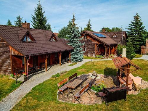 a log cabin with a picnic table in the yard at Bocianówka in Baranów Sandomierski