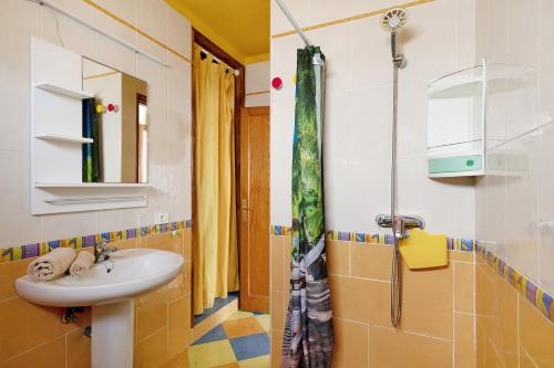 y baño con lavabo y ducha. en Casa Luz Elena, en Puerto del Carmen