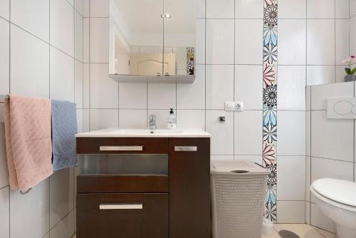 une salle de bain avec un lavabo et des toilettes dans l'établissement Casa Luz de Luna, à La Orotava