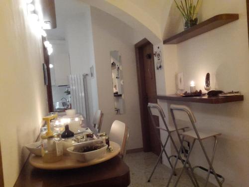 a dining room with a table and chairs in a room at Bed & Breakfast Al Ponte in Scanno