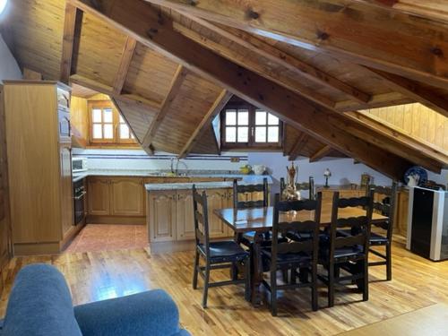 a kitchen and dining room with a table and chairs at Casa Conchita de Benasque in Benasque