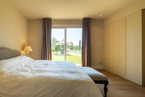 1 dormitorio con cama y ventana grande en Villa Benedetto, en Strada