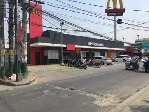 Una tienda McDonalds con motocicletas estacionadas frente a ella. en Kassel residences condo en Manila