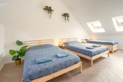 um quarto com 2 camas e almofadas azuis em City Centre Loft Residence em Antuérpia