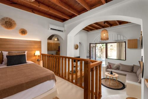 1 dormitorio con 1 cama grande y una escalera en Voyaz Boutique Apartments & Suites -Old Town en Rodas