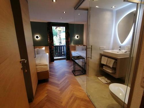 ein Bad mit einem Waschbecken und einem Spiegel in der Unterkunft Haus Marion Haueis in Sankt Anton am Arlberg