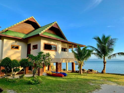 una casa en la playa cerca del agua en Three rare & private front beach villas en Thongsala