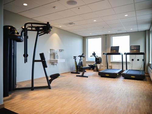 einen Fitnessraum mit Laufbändern und Trainingsgeräten in einem Zimmer in der Unterkunft Quality Hotel Match in Jönköping