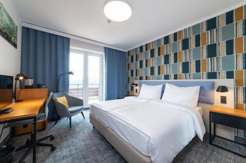 Postel nebo postele na pokoji v ubytování OREA Hotel Špičák Šumava