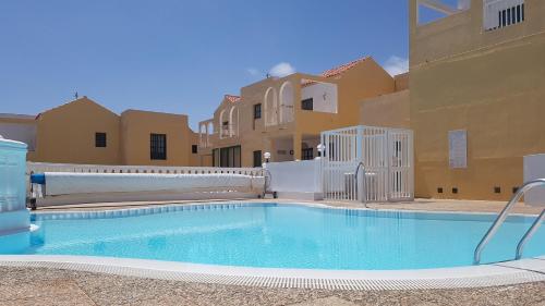 een zwembad voor een gebouw bij Caleta Paraiso no.17 in Costa de Antigua