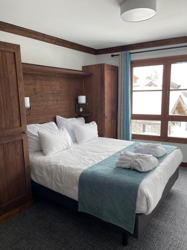 ブール・サン・モーリスにあるAppartement Arc 1950 - Manoir de Savoieの大きなベッドと窓のある寝室