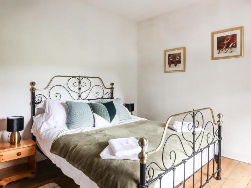 um quarto com uma cama com almofadas verdes e brancas em 8 Lune Street em Keighley