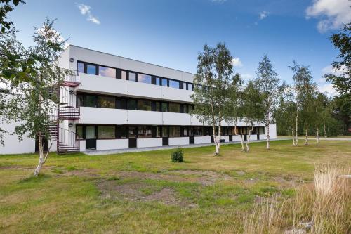 BjorliにあるBjorli Apartment 203 (200m til Skitrekk)の白い建物