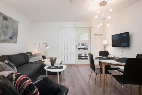 BjorliにあるBjorli Apartment 203 (200m til Skitrekk)のリビングルーム(ソファ、テーブル付)