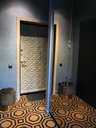 a room with a door and a room with a floor at ArtApart Vozdvigenka in Kyiv