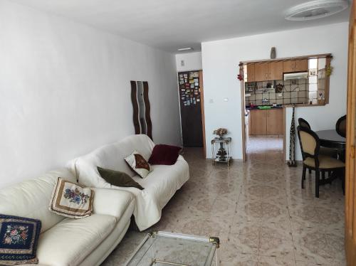 sala de estar con sofá blanco y mesa en Apartments Haagna en Ashdod