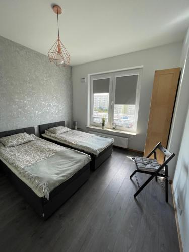 Postel nebo postele na pokoji v ubytování Apartament Metro Służew