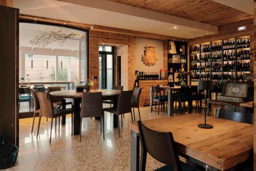 Pove del Grappa的住宿－HOTEL MIRAMONTI ENOTECA，用餐室配有桌椅,酒窖