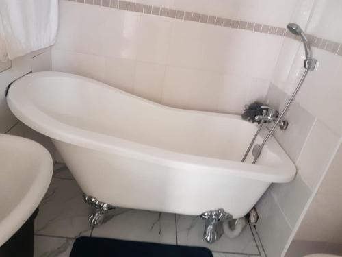 una vasca bianca in un bagno accanto ai servizi igienici di Seagull Beach resort flat number 313 a Margate