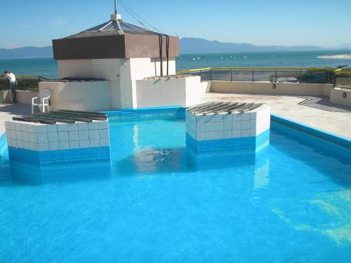 Bazén v ubytování Residencial Ponta das Canas nebo v jeho okolí