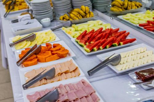 a buffet filled with lots of different types of food at Hotel Itapema in Valinhos