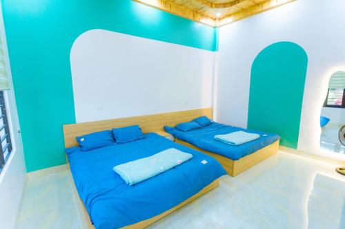 Zimmer mit 2 Betten und einer Badewanne in der Unterkunft Thanh Truc Villa & Flower in Sa Pa