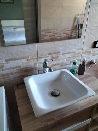 y baño con lavabo blanco y ducha. en Borghetto Verde, en Locri