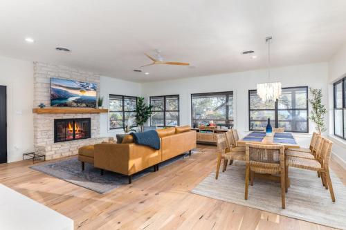 キャニオン・レイクにあるAmazing Modern Farmhouse Retreat w/ 2 Suitesのリビングルーム(ソファ、テーブル、暖炉付)