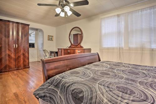 um quarto com uma cama e uma ventoinha de tecto em Lovely Home Near FDU and Holy Name Hospital! em Teaneck