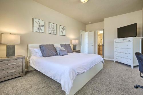 1 dormitorio con 1 cama, TV y vestidor en Mesquite Desert Retreat Near Golf and Casinos! en Mesquite