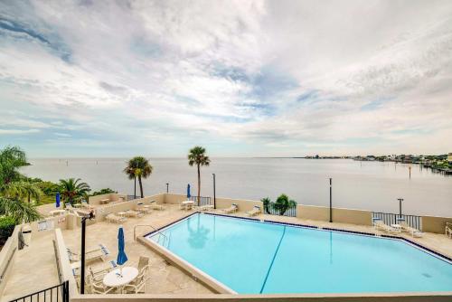 Vista de la piscina de Oceanfront Hudson Condo with Views, Pool Access o alrededores