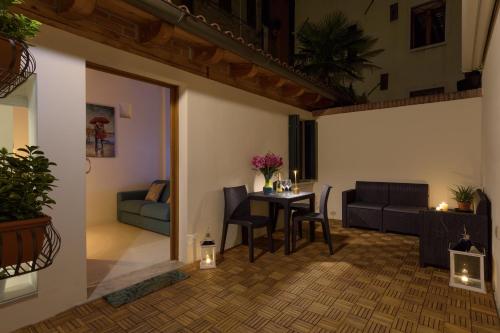 威尼斯的住宿－CorteLuna incantevole a 500 metri da p.zza S.Marco，客厅配有桌子和沙发