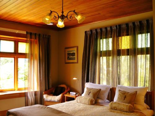 een slaapkamer met een bed en een raam bij Holly Homestead B&B in Franz Josef