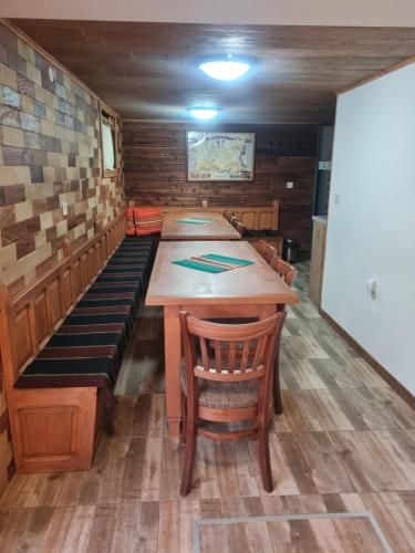 una habitación con una mesa larga y sillas en una iglesia en Guest House Zlatniyat Telets, en Koprivshtitsa