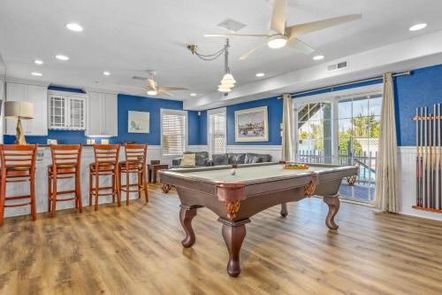 una mesa de billar en una sala de estar con paredes azules en Aquadesiac, en Virginia Beach