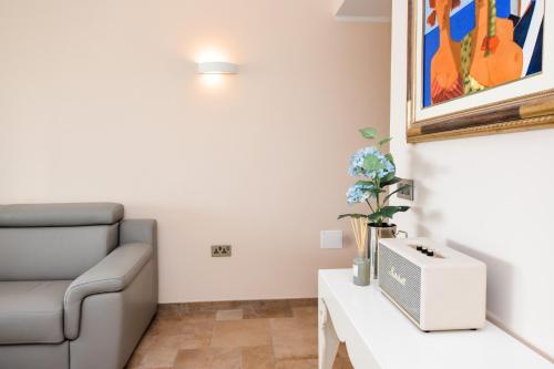 Un lugar para sentarse en Unique Seafront Triplex Penthouse with Panoramic Bedroom & Rooftop Jacuzzi overlooking Valletta