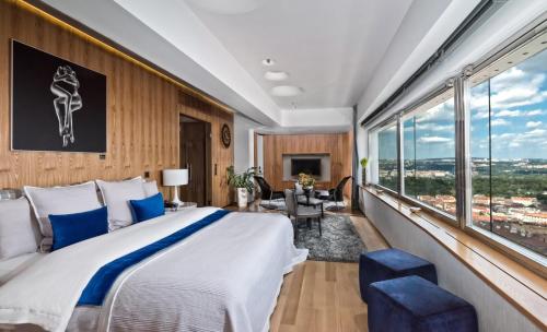 una camera con un grande letto e una grande finestra di SKY SUITE HOTEL a Praga