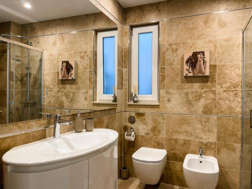 Un baño de Unique Seafront Triplex Penthouse with Panoramic Bedroom & Rooftop Jacuzzi overlooking Valletta