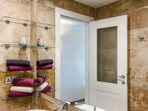 Un baño de Unique Seafront Triplex Penthouse with Panoramic Bedroom & Rooftop Jacuzzi overlooking Valletta