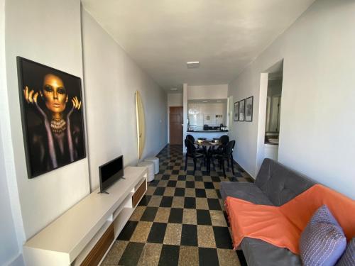 uma sala de estar com um sofá e um piso em xadrez em UNU 1003 - Ondina, Carnaval, Orla, Vista, Wi-fi e+ em Salvador