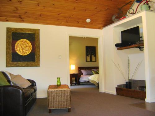 Harewood的住宿－斯科達山谷一室公寓木屋，客厅配有沙发和1张床