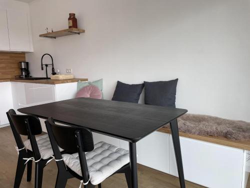 a black table and chairs in a kitchen at Moderne studio aan het strand in Oostduinkerke-bad in Koksijde