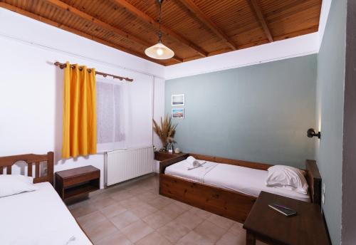 1 Schlafzimmer mit 2 Betten und einem Fenster in der Unterkunft OVGORA - Aretousa sea view room, Kamilari village in Kamilari