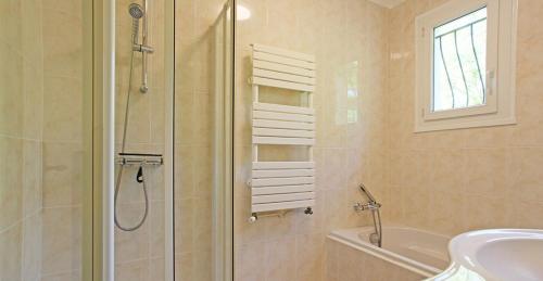 łazienka z prysznicem i umywalką w obiekcie Superb contemporary 2 bed villa +private pool w mieście Cancon