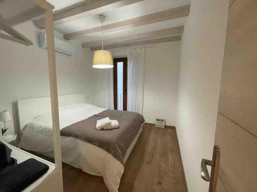 Un dormitorio con una cama con una toalla. en NEW! Renovated house with terrace in Cambrils, en Cambrils